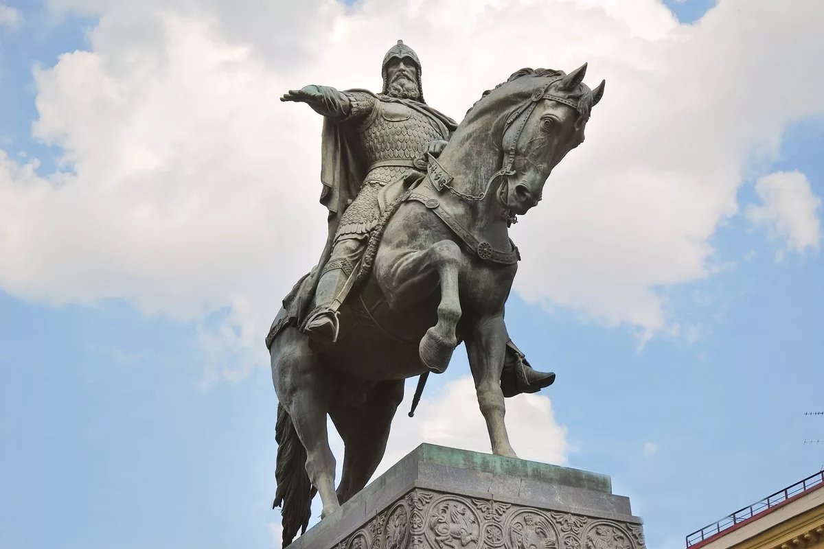 Памятник Юрию Долгорукому в Москве. Скульпторы: С. М. Орлов, А. П. Антропов, Н. Л. Штамм. Архитектурное оформление: В. С. Андреев. 1954 г. Памятник Юрию Долгорукому в Москве. Скульпторы: С. М. Орлов, А. П. Антропов, Н. Л. Штамм. Архитектурное оформление: В. С. Андреев. 1954 г.
